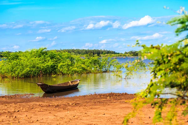 Empty old boat at the lake — Stock Photo, Image