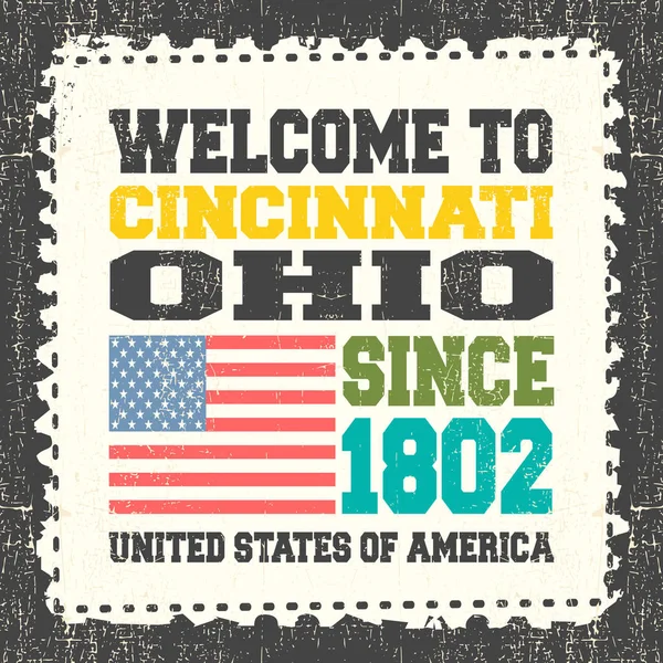 Запрошення картки з текстом "Ласкаво просимо в Цинциннаті, штат Огайо держави. Починаючи з 1802" з американським прапором на гранж поштові пень. — стоковий вектор