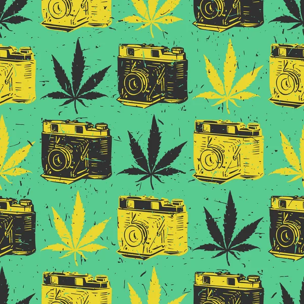 Padrão sem costura decorativo com folhas amarelas e pretas de cannabis e câmera antiga em fundo verde , —  Vetores de Stock