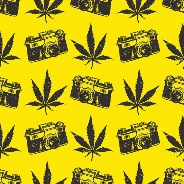 Modello decorativo senza cuciture con foglie di cannabis nere e vecchia macchina fotografica su sfondo giallo , — Vettoriale Stock