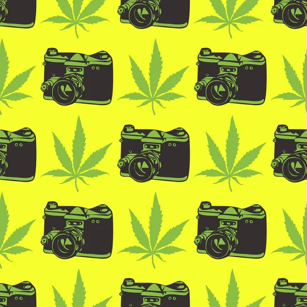 Modello decorativo senza cuciture con foglie di marijuana verde e vecchia macchina fotografica su sfondo verde neon , — Vettoriale Stock