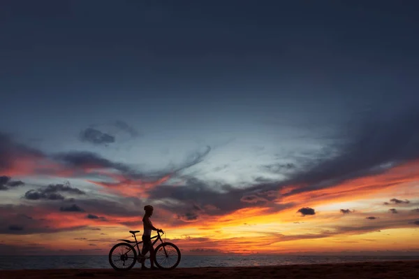 Jovem com bicicleta na praia do mar — Fotografia de Stock