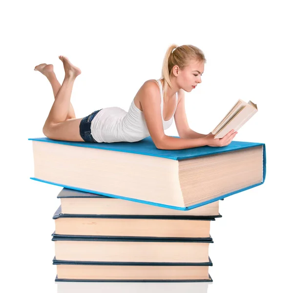 Junge Frau liest ein Buch — Stockfoto