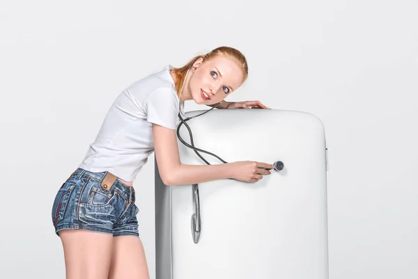 сломалась техника у женщины истерика вызывает мастера. домохозяйка вызвала сантехника. девушка вызвала мастера. сантехник на кухне. блондинка вешает картину.