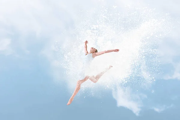 Hermosa bailarina de ballet saltando dentro de una nube de polvo — Foto de Stock