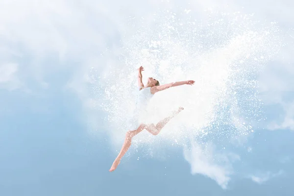 Mooie balletdanser springen binnen wolk van poeder — Stockfoto