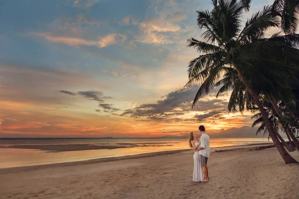 Jeune couple sur la plage tropicale — Photo