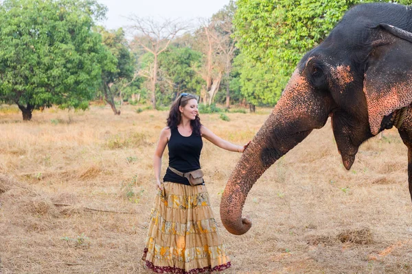 Mulher com elefante — Fotografia de Stock
