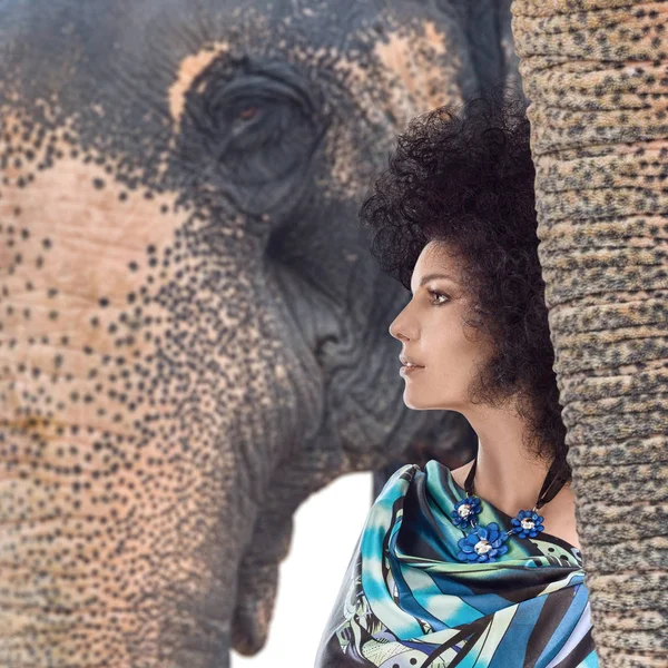 Kvinna med elefant — Stockfoto