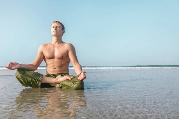 Młody człowiek robi Joga Medytacja — Zdjęcie stockowe