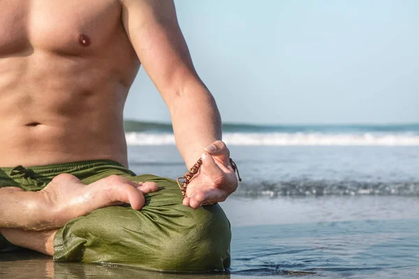 Ung man gör yoga meditation — Stockfoto