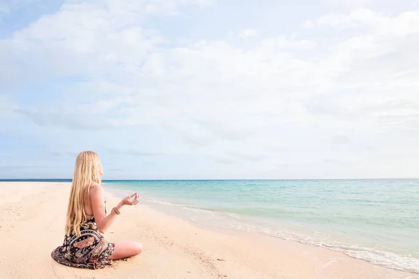 Frau sitzt am Strand Sand und entspannt — Stockfoto