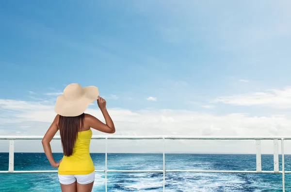 Жінка на корабельному столі дивиться на море — стокове фото