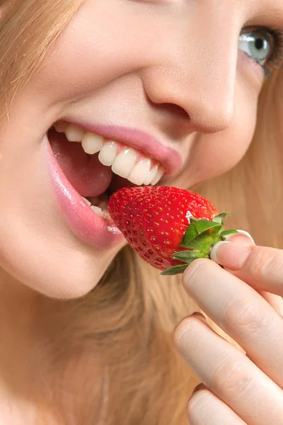 Schöne junge Frau isst Erdbeere — Stockfoto