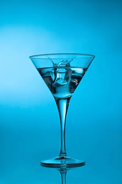 Cocktail martini éclaboussant au glaçon — Photo