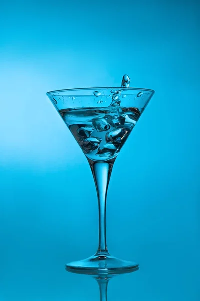 Cubo de gelo salpicando martini cocktail — Fotografia de Stock