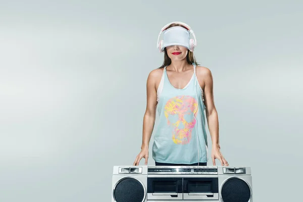 Joven mujer feliz con boombox —  Fotos de Stock