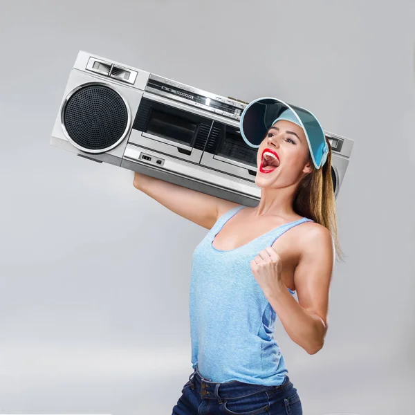 Νεαρή γυναίκα ευτυχισμένη με boombox — Φωτογραφία Αρχείου
