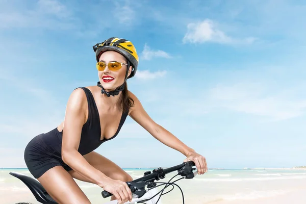 Piękne kobiety na rowerze — Zdjęcie stockowe