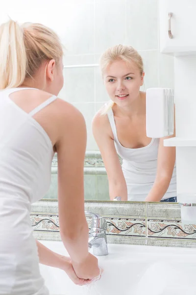Genç kadın yıkama yüzünü — Stok fotoğraf