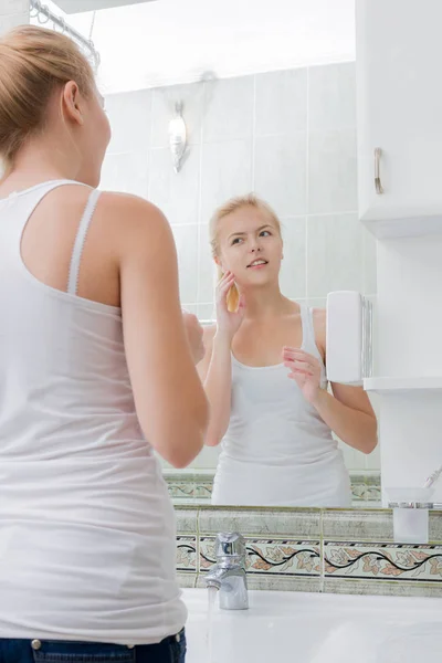 Junge Frau wäscht Gesicht — Stockfoto