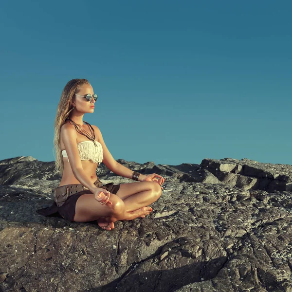 Junge Frau meditiert — Stockfoto