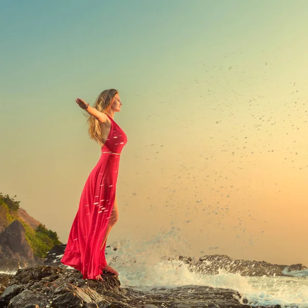 Mulher de vestido longo na frente do mar — Fotografia de Stock