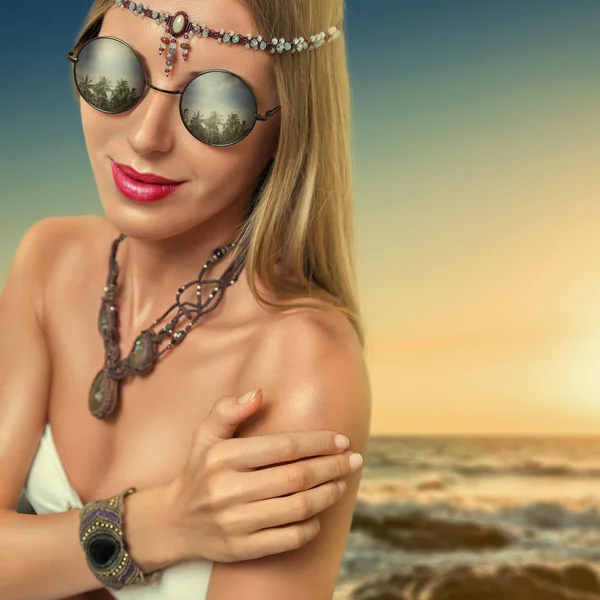 Young fashion woman with jewelry — Stock Photo, Image