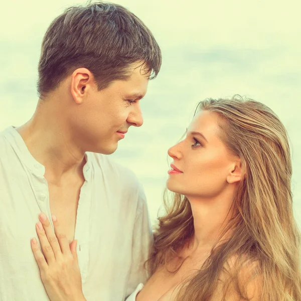 Young couple at beach — Stock Photo, Image