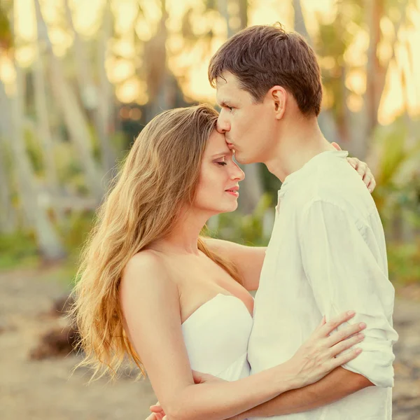 Jovem casal na praia — Fotografia de Stock