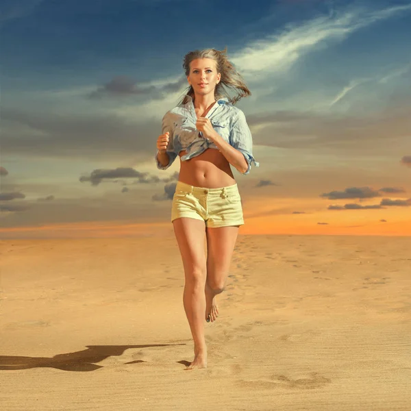 Jovem mulher correndo na areia — Fotografia de Stock