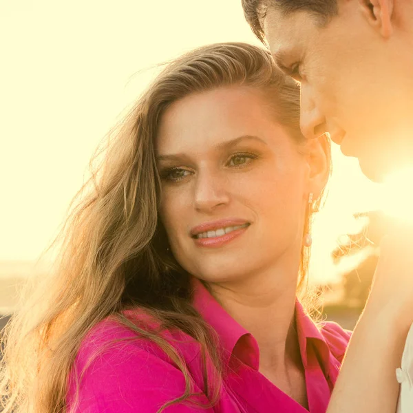 Jovem casal na praia — Fotografia de Stock