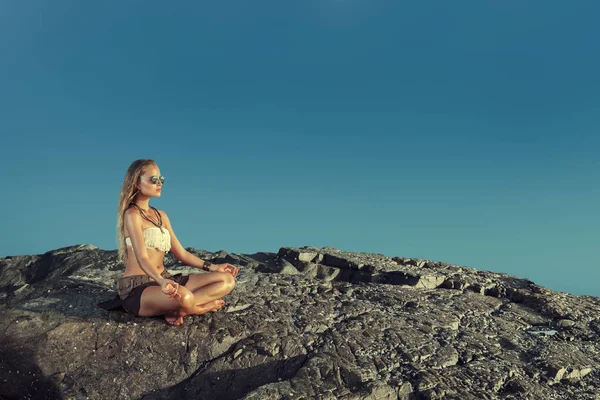 Jovem mulher meditando — Fotografia de Stock