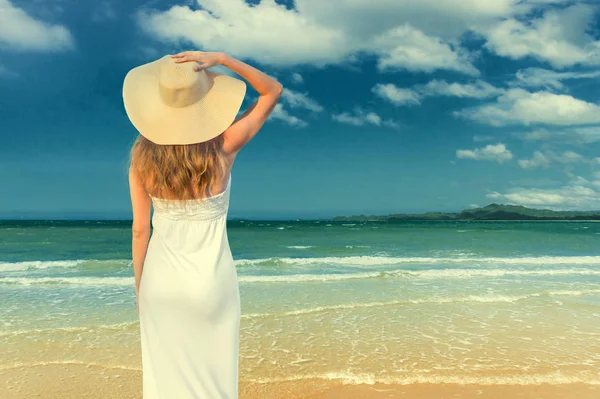 Woman looking on the sea — Stock Photo, Image