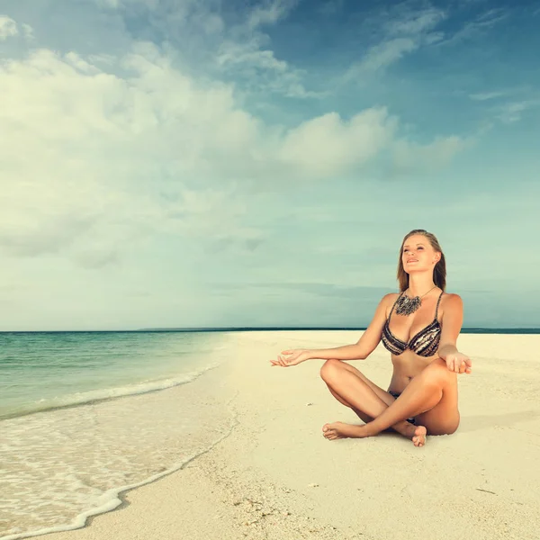 Vrouw genieten van zonnige dag in resort — Stockfoto