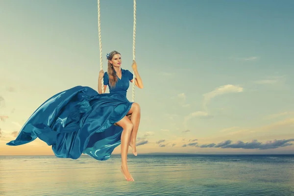 Mujer disfrutando swing —  Fotos de Stock