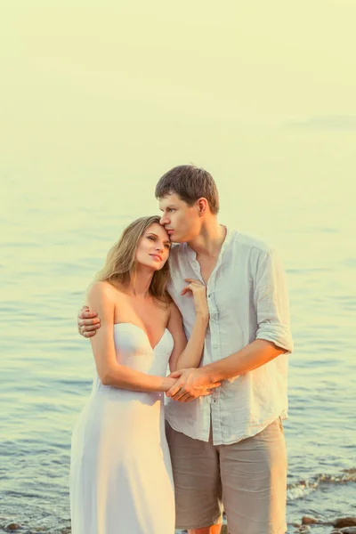 Young couple at beach — Stock Photo, Image