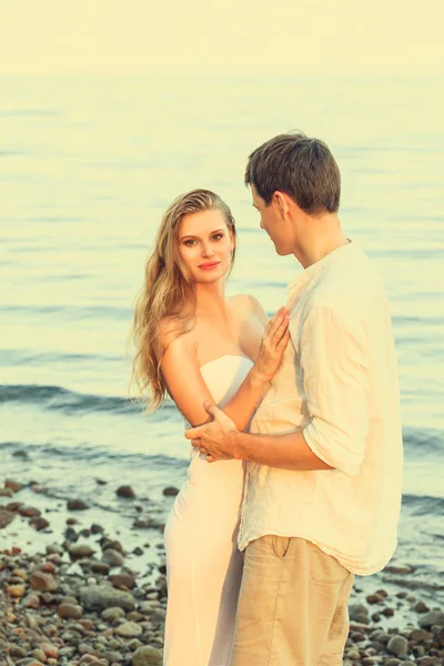 Mladý pár na pláži — Stock fotografie
