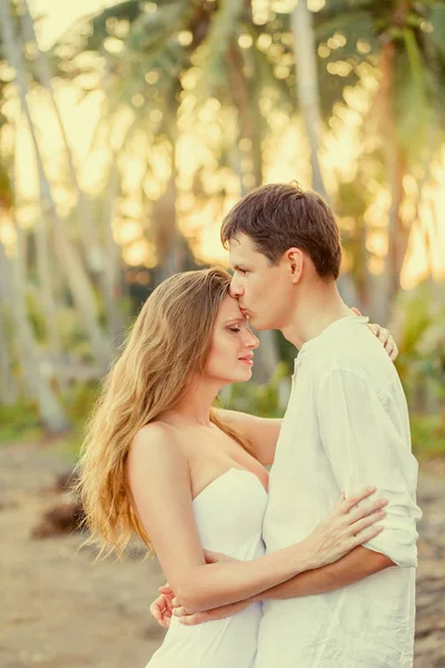 Jovem casal na praia — Fotografia de Stock