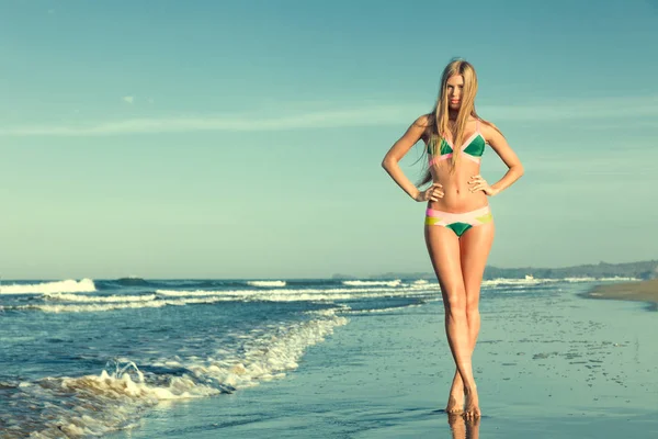 Mujer en el mar tropical — Foto de Stock