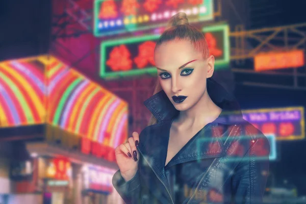 Portret van de vrouw in de stad van de nacht — Stockfoto