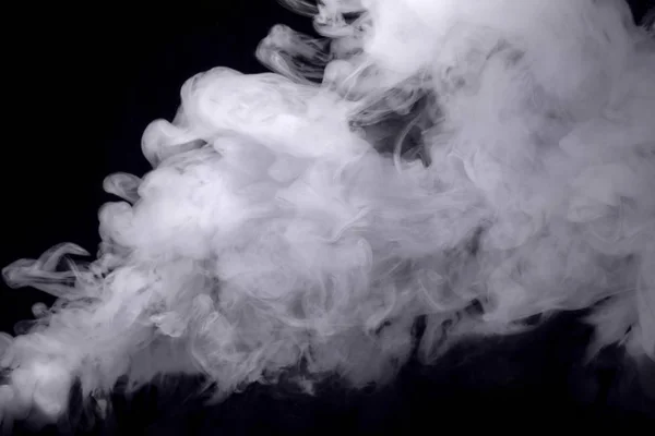 暗い背景に対して抽象的な白煙 — ストック写真