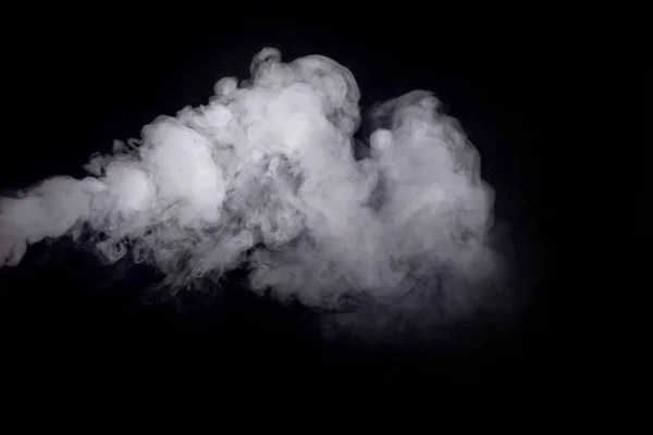 Абстрактный белый дым на темном фоне — стоковое фото