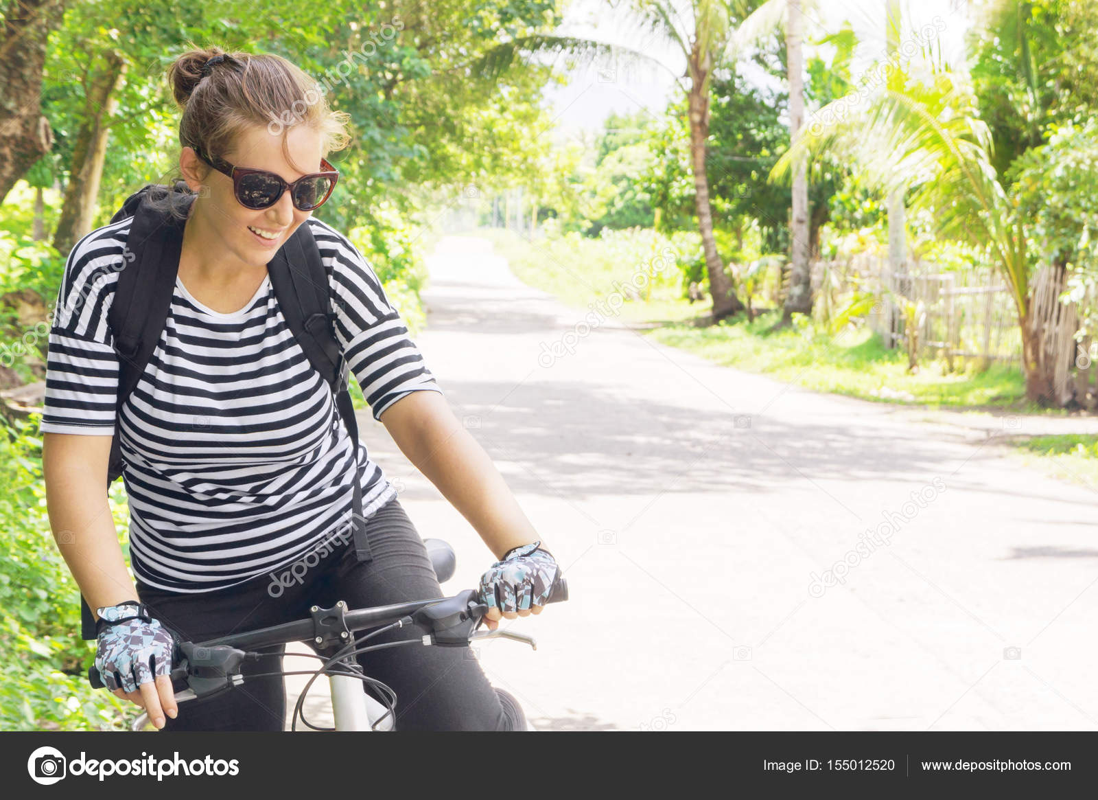 eine frau fährt mit dem fahrrad durch die stadt