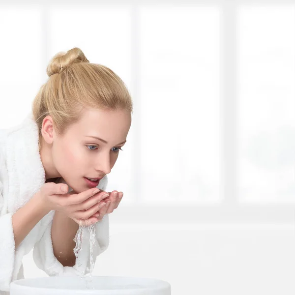 Junge Frau wäscht ihr Gesicht — Stockfoto