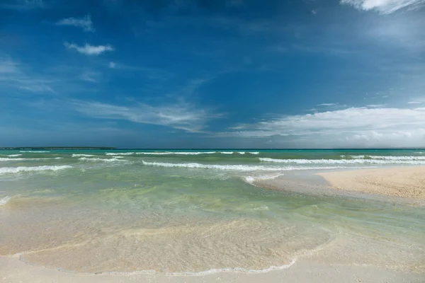 Тропический пустой пляж — стоковое фото