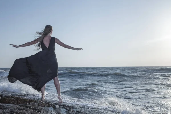 Jovem mulher na praia do mar — Fotografia de Stock