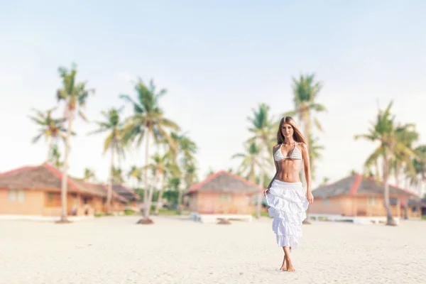 Mujer joven en la playa tropical — Foto de Stock