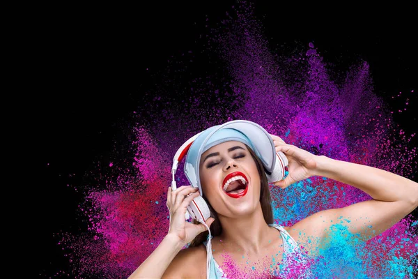Šťastná mladá žena poslech hudby ve sluchátkách — Stock fotografie