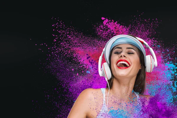 Glückliche junge Frau hört Musik über Kopfhörer — Stockfoto